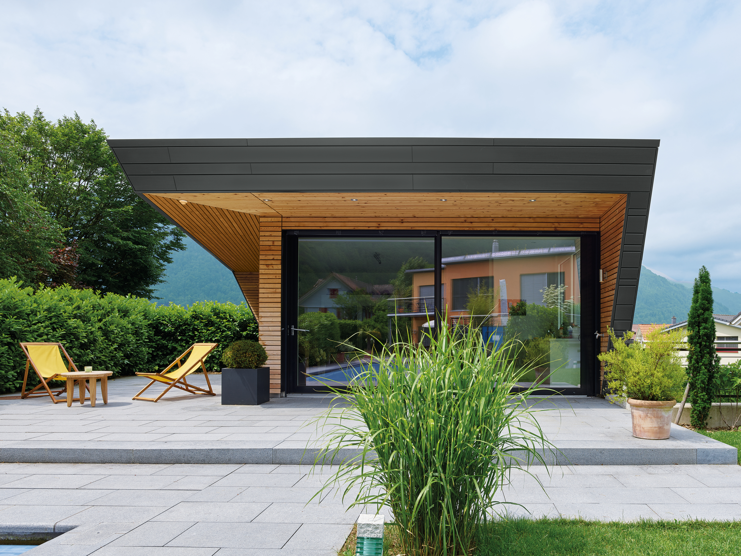 Gartenhaus mit schiefergrauen Horizontalpaneelen Paneelsysteme RHEINZINK